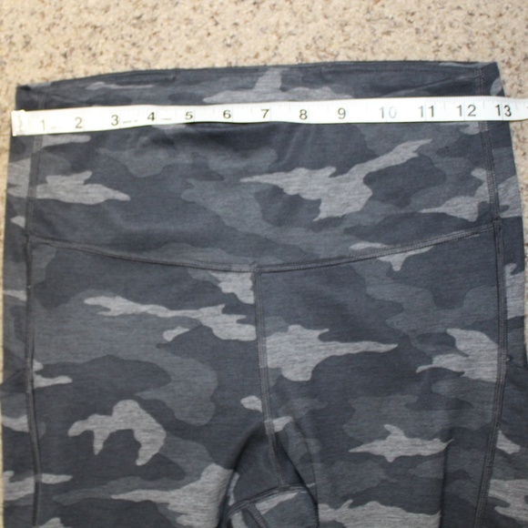 PreLoved Athleta 7/8 Ultimate Camo Leggings in Black/Gray in Sz(S) - Picture 8 of 9